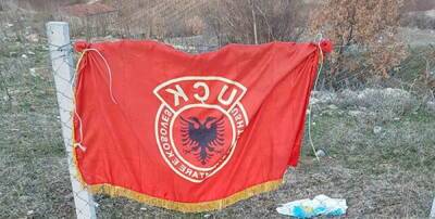 У памятника убитым сербам повесили флаг косовских боевиков