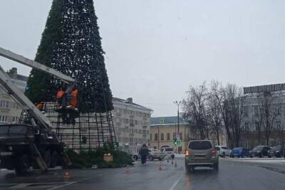 В Пскове разобрали новогоднюю ель на Октябрьской площади
