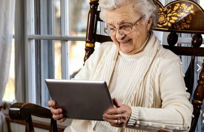 Хотите, чтобы ваша бабушка научилась пользоваться гаджетом? Запишите ее на бесплатные курсы от МТС