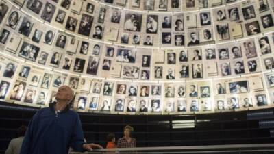 Первая постоянная выставка Холокоста прибыла в Индонезию и мира