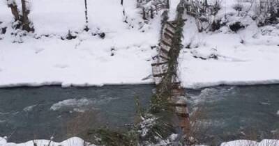 На Закарпатье подростки оборвали подвесной мост через горную реку (видео)