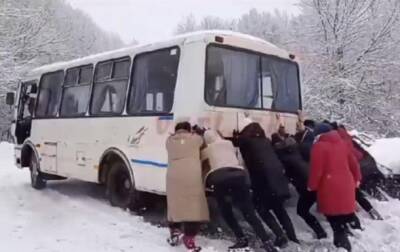 В Киевской области пассажирки толкали автобус