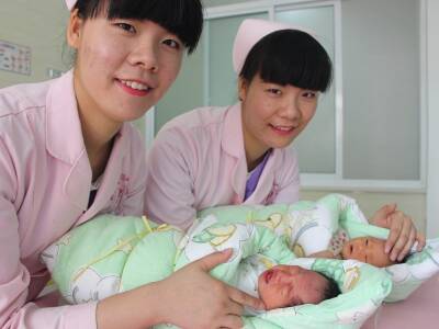 В Китае разработали «искусственную матку» и няню-робота, которая смотрит за эмбрионами. Как еще современные технологии помогают поднимать рождаемость