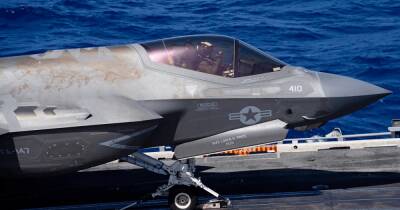 Покрылись пятнами: на американском авианосце испортилось покрытие у истребителей F-35 (фото)