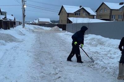 Жители деревни под Тверью сами взялись расчищать улицы от снега