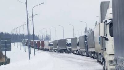 Фото: десятки фур стоят в пробке на границе с Финляндией в Торфяновке