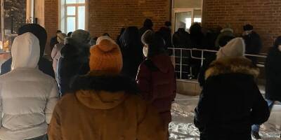 "На дом врача не дождаться, на прием тоже не попасть": толпы россиян с ковидом осаждают