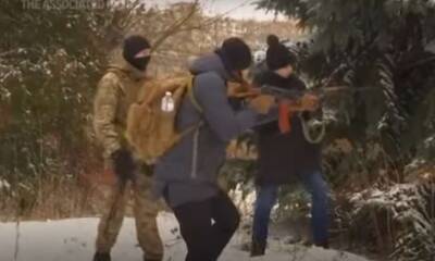 Харьковчанки взялись за оружие, чтобы защитить свой дом от российских оккупантов (ВИДЕО)