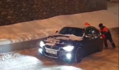 После снегопада тюменские водители буксуют на дорогах