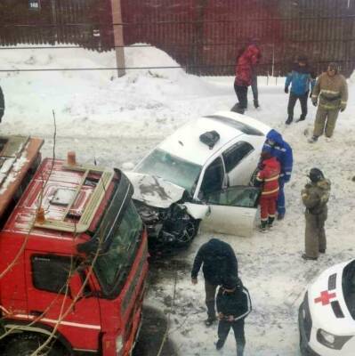 Водитель легковой попал в реанимацию после лобового с грузовиком в Южно-Сахалинске