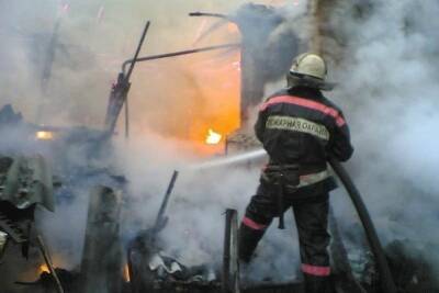 В Томской области 60-летнего мужчину госпитализировали после пожара с ожогом плеча