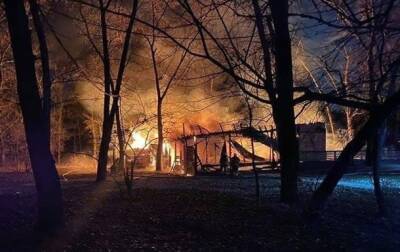 В Киеве сгорело здание на Трухановом острове