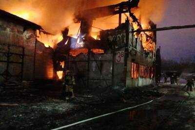 Спасатели предотвратили взрыв в горевшем автосервисе в Екатеринбурге