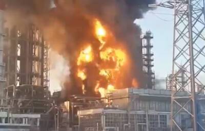 Нефтеперерабатывающий завод полыхает в России, очевидцы делятся кадрами: "А если сейчас все рванет..."