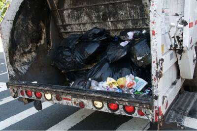 Рабочие столкнулись с проблемой уборки мусора на улицах в Мурманске