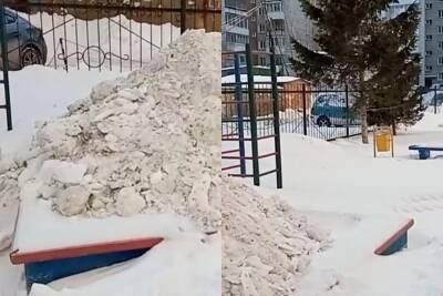 Жительница Новосибирска пожаловалась на сваливание снега в детскую песочницу во дворе на Котовского