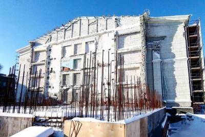 Ясновидящие радуются, стройка стоит: в Саратовской области потребовали разморозить реконструкцию театра оперы и балета