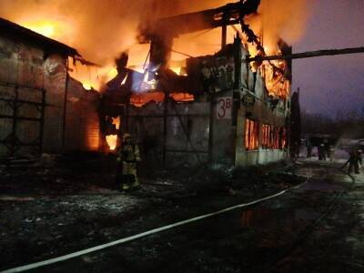 В Екатеринбурге произошел крупный пожар в автосервисе