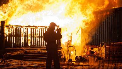 Три человека стали жертвами пожара в расселенном доме на Сахалине