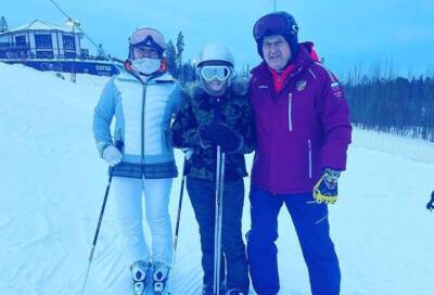 Вставай на лыжи: Александр Дрозденко показал здоровый образ жизни семьи в новогодние праздники