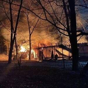На Трухановом острове в Киеве сгорело здание. Фото