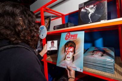 Warner Music приобрела права на все альбомы Дэвида Боуи