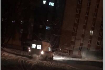 В Брянске застрял в снегу автомобиль скорой помощи