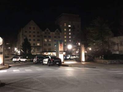В отеле университета Индианы в США вооруженный мужчина удерживает в заложниках несколько человек