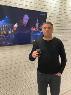 Украинский депутат поздравил людей с Новым годом на фоне Путина