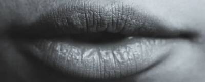 Американские медики назвали серые губы, кожу и ногти симптомом ковида