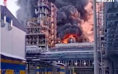 Фракционная колонна на Антипинском НПЗ продолжает гореть — видео
