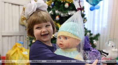 ФОТОФАКТ: Воспитанники Витебского детского дома получили подарки с "Новогодней елки желаний"