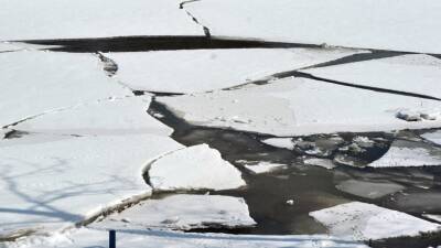 Толпа туристов провалилась под лед в Алтайском крае