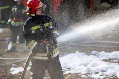 Пожарные спасли человека из горящего дома в Корзуново