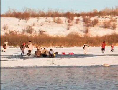 Группа туристов провалилась под лед в Алтайском крае (ВИДЕО)