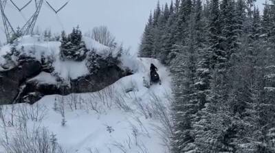 Спуск с горы на снегоходе пошел не по плану и развеселил всех (Видео)