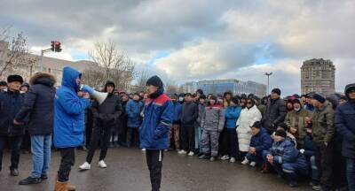 В Казахстане в Актау продолжаются несанкционированные митинги: к акциям присоединился автопарк