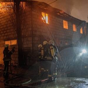На складе в Киеве произошел пожар, есть пострадавший. Фото