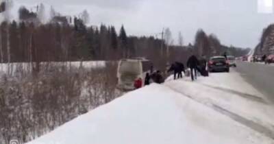 Автобус с 40 пассажирами съехал в кювет в Свердловской области