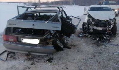 На трассе в Башкирии столкнулись две машины: один человек погиб, двое пострадали