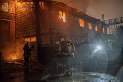 В Киеве произошел пожар на складе, пострадал мужчина
