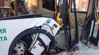 Одиннадцать человек пострадали в ДТП с автобусом в Воронеже