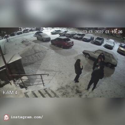 Во дворе на улице Шереметьевской подростки сломали ёлку
