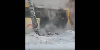Внутри было 22 человека: в Хабаровске выгорел пассажирский автобус - Русская семерка