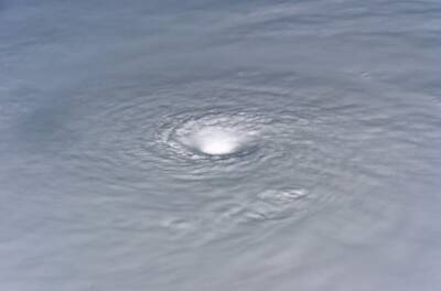 Ученые хотят бороться с ураганами с помощью пузырьков в океане и мира