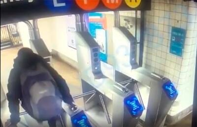 Безбилетник умер, пытаясь перепрыгнуть через турникет метро в Нью-Йорке