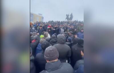 Протесты в Казахстане переросли в столкновения с полицией: люди не довольны повышением в 2 раза цены на сжиженный газ