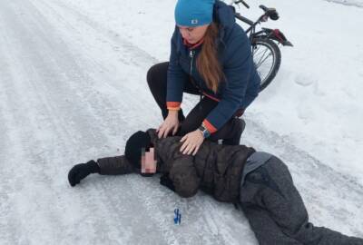 В Новодружеске патрульная помогла мужчине, который ехал на велосипеде и потерял сознание