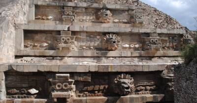 От кристаллов в форме глаз до зубов крокодила: в пирамиде ацтеков нашли сокровищницу (фото)