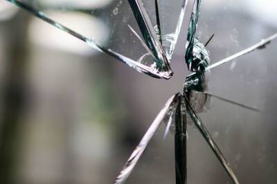 Рухнувшая с крыши наледь пробила стекло иномарке на Чкаловском проспекте
